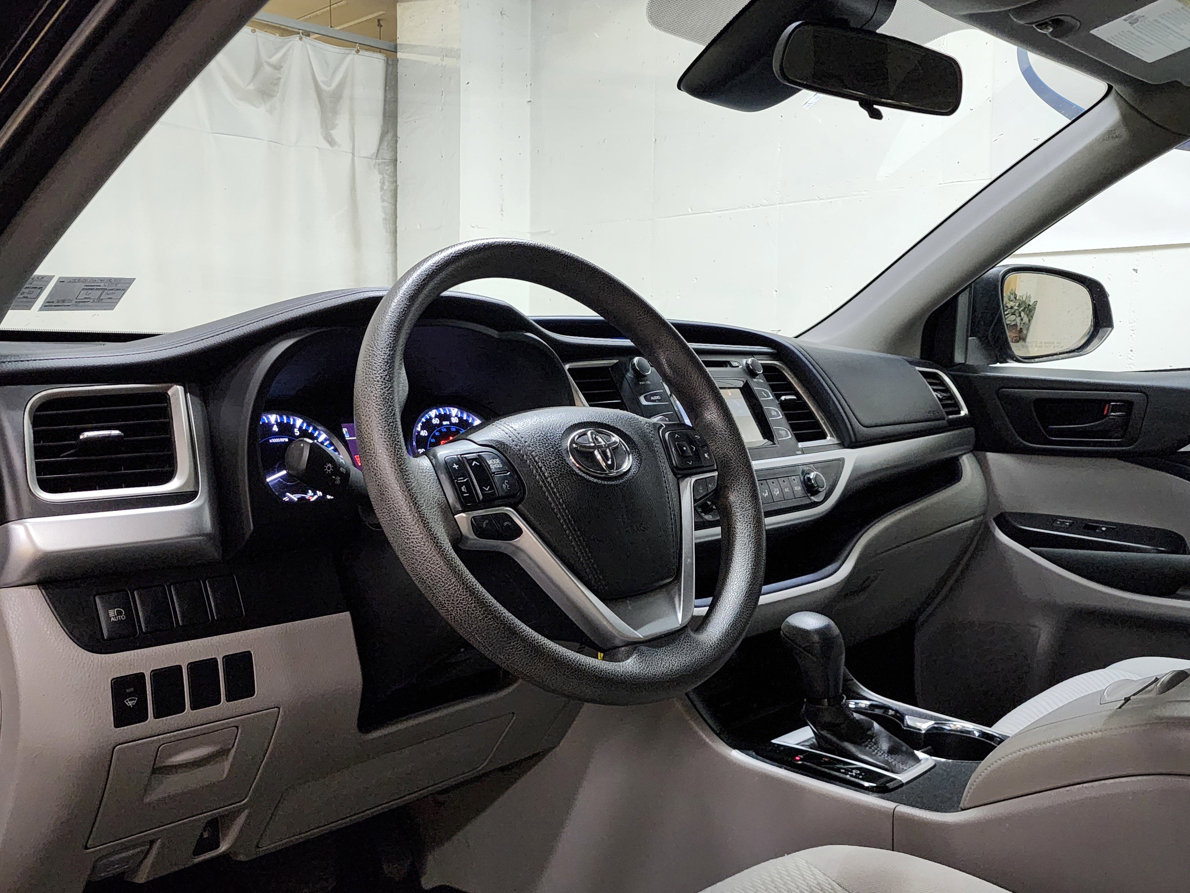 Used 2017 Toyota Highlander LE image 12