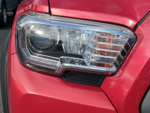 Used 2022 Toyota Tacoma TRD Off-Road image 10