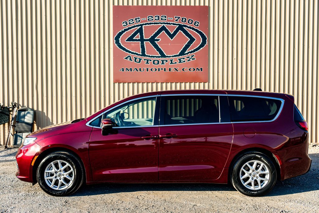 Used 2023 Chrysler Pacifica Touring-L image 7