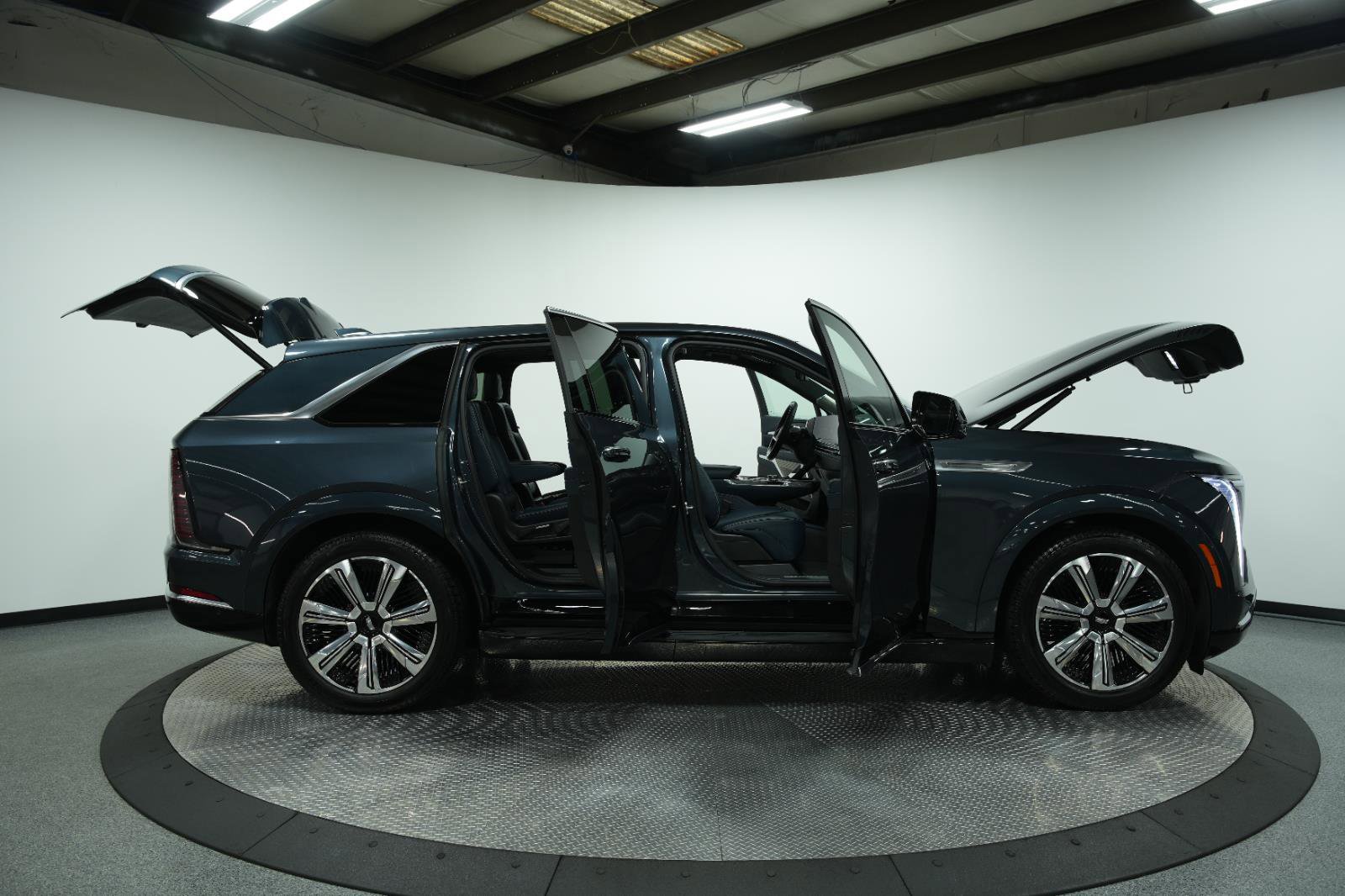 Used 2025 Cadillac Escalade IQ Luxury 2 w/ LPO, Premium Carpet Package image 9