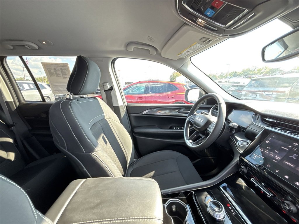 Used 2023 Jeep Grand Cherokee Laredo image 15