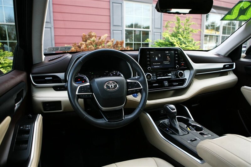 Used 2022 Toyota Highlander XLE image 12