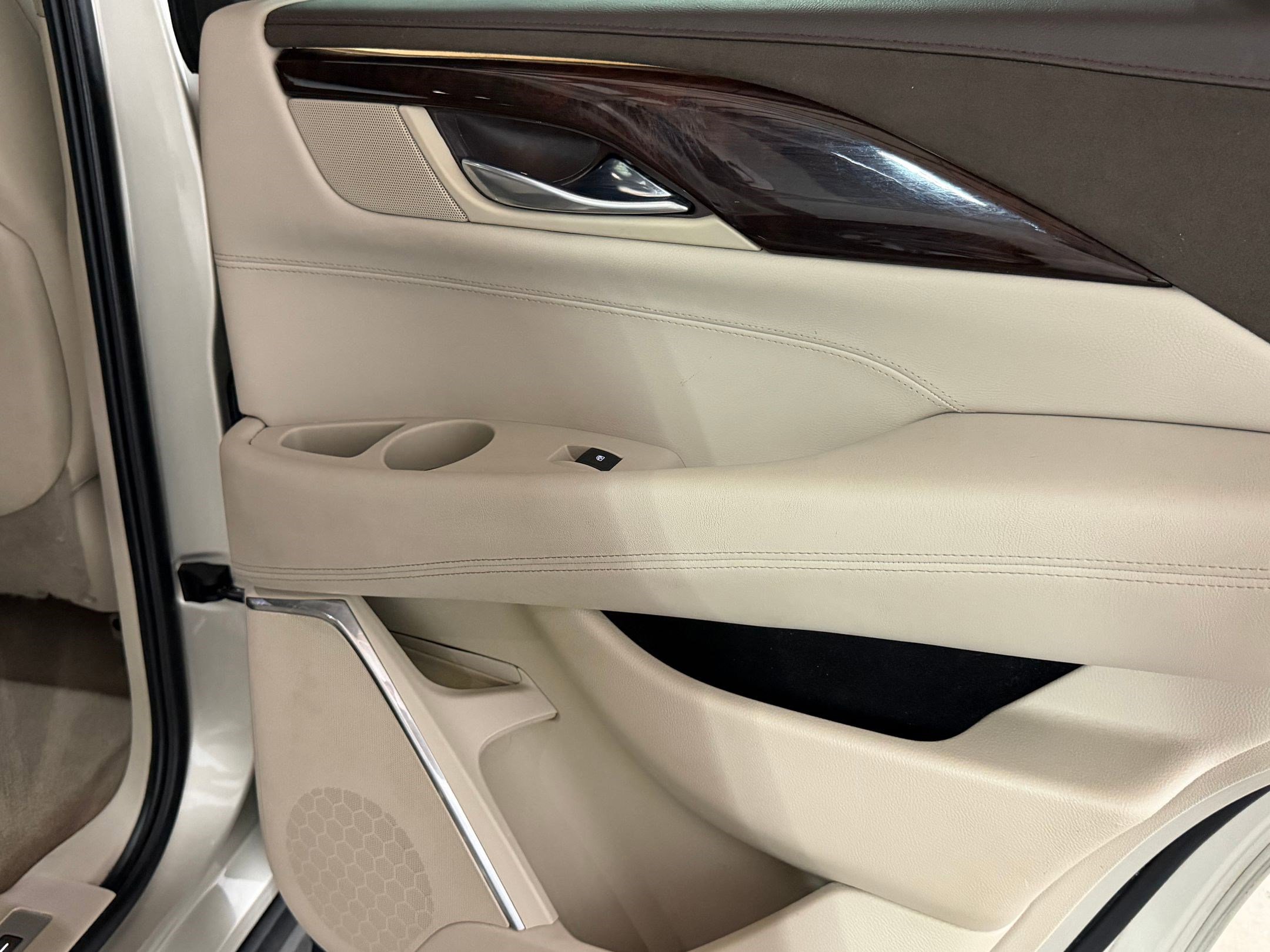 Used 2015 Cadillac Escalade Luxury AWD/4WD image 43