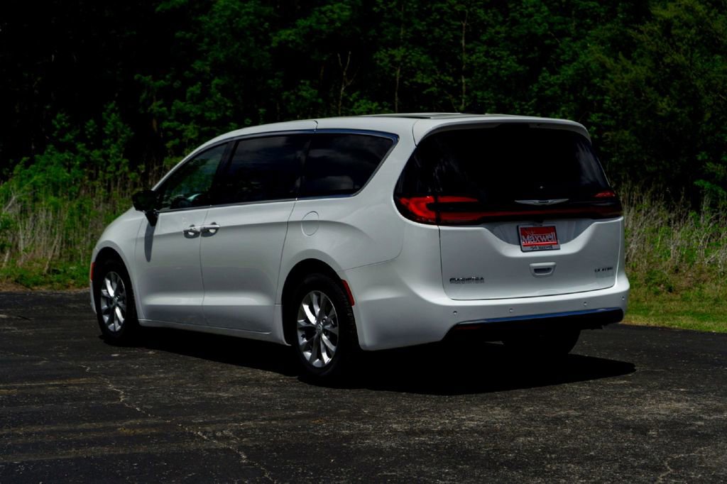 New 2026 Chrysler Pacifica Limited FWD image 8