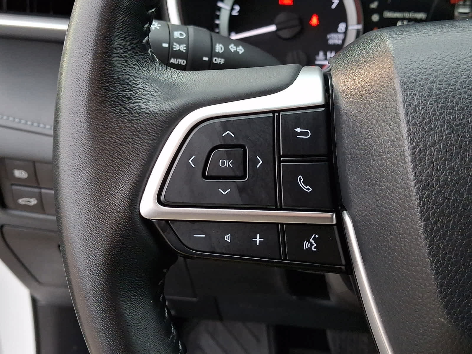 Used 2023 Toyota Highlander XLE AWD/4WD image 25
