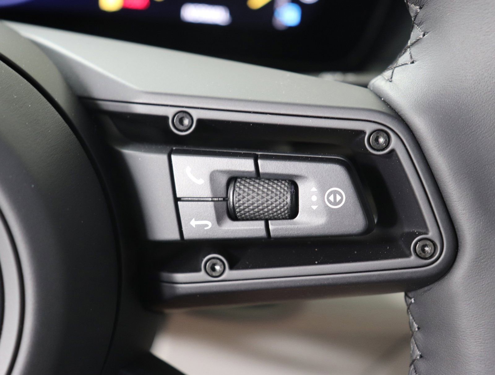 Certified 2025 Porsche Macan Electric RWD image 35