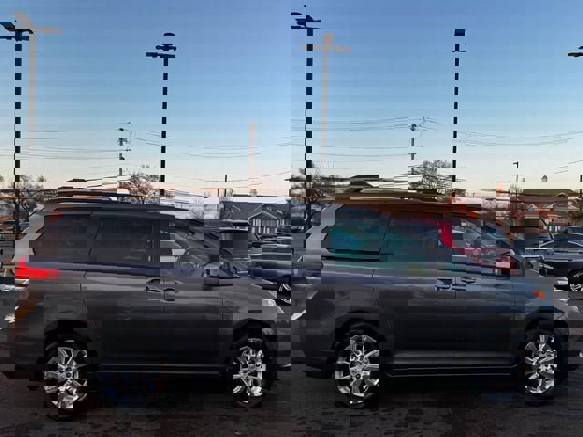 Used 2012 Toyota Sienna XLE AWD/4WD image 4