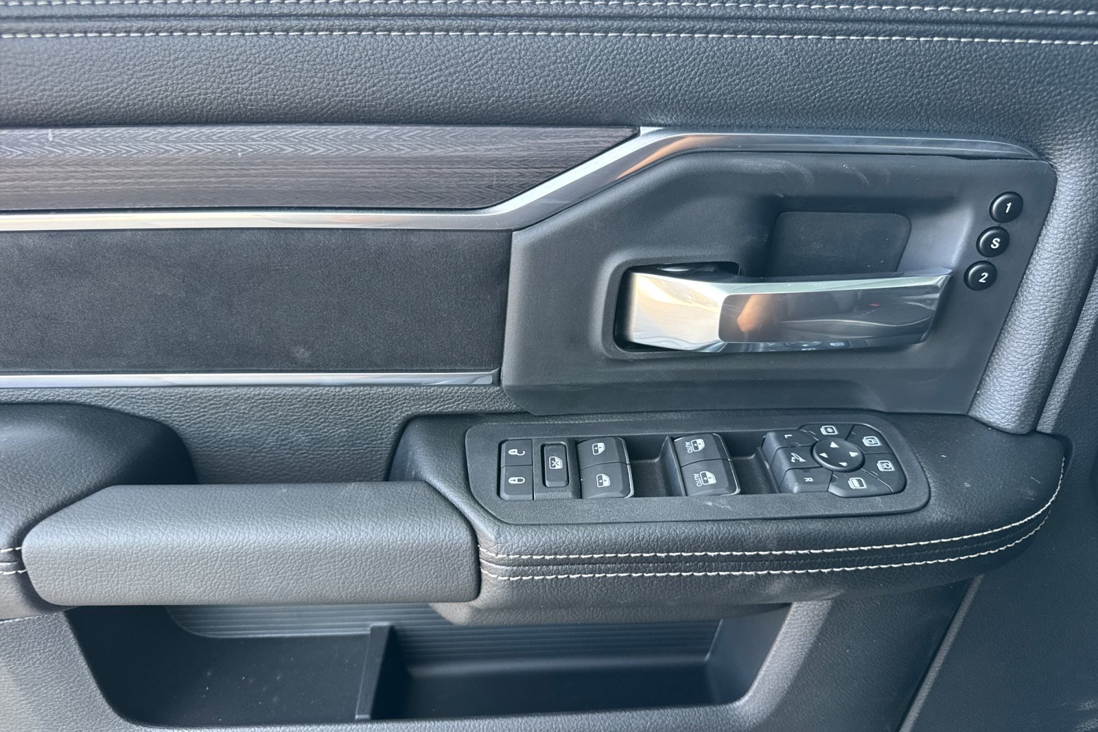 New 2026 RAM 3500 Laramie AWD/4WD image 10