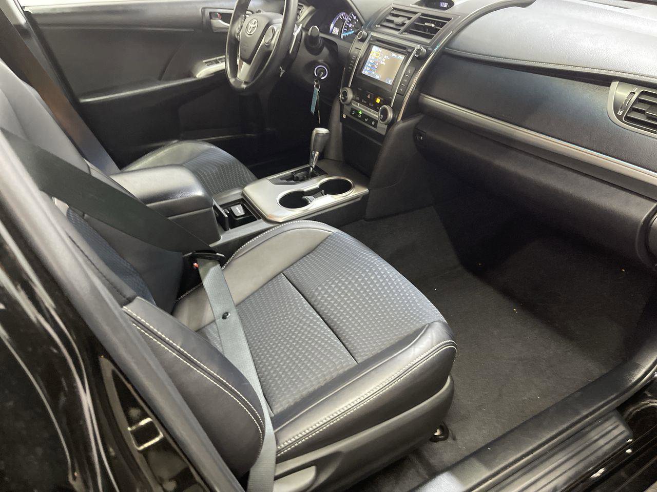 Used 2014 Toyota Camry SE FWD image 22