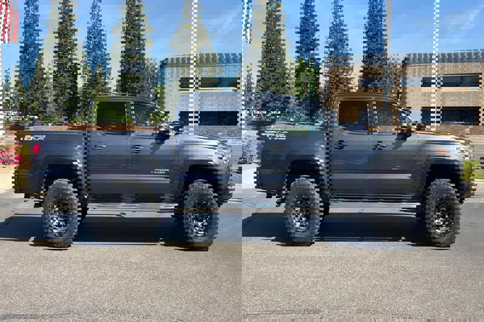 Used 2020 Toyota Tacoma TRD Off-Road w/ Technology Package image 9