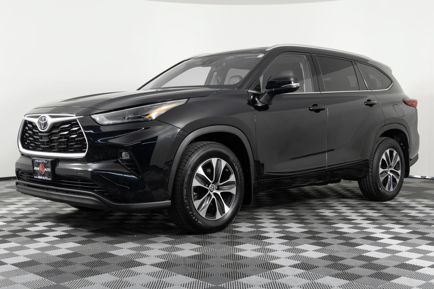 Used 2022 Toyota Highlander XLE AWD/4WD image 1