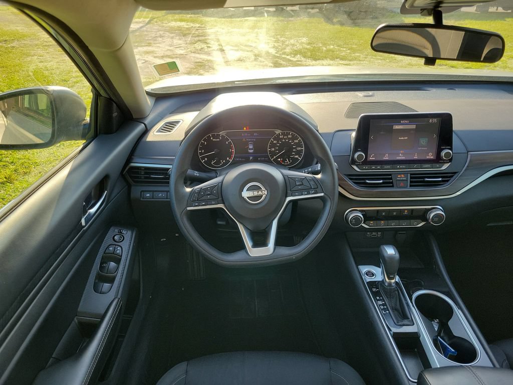 Used 2024 Nissan Altima 2.5 SV FWD image 12