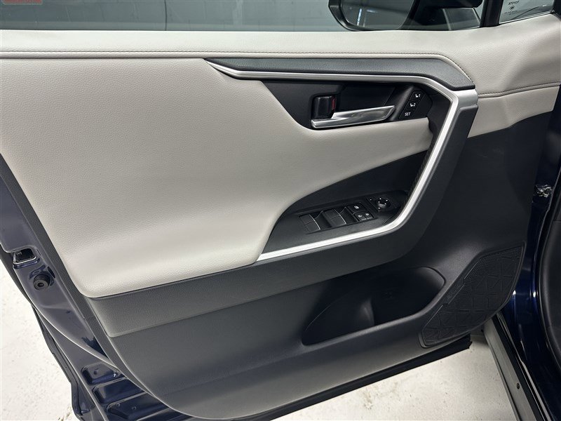 Used 2019 Toyota RAV4 Limited image 18