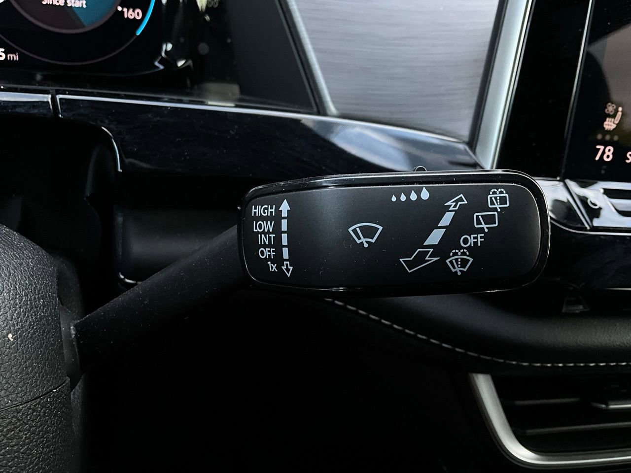 Used 2025 Volkswagen Atlas Cross Sport SE FWD image 39