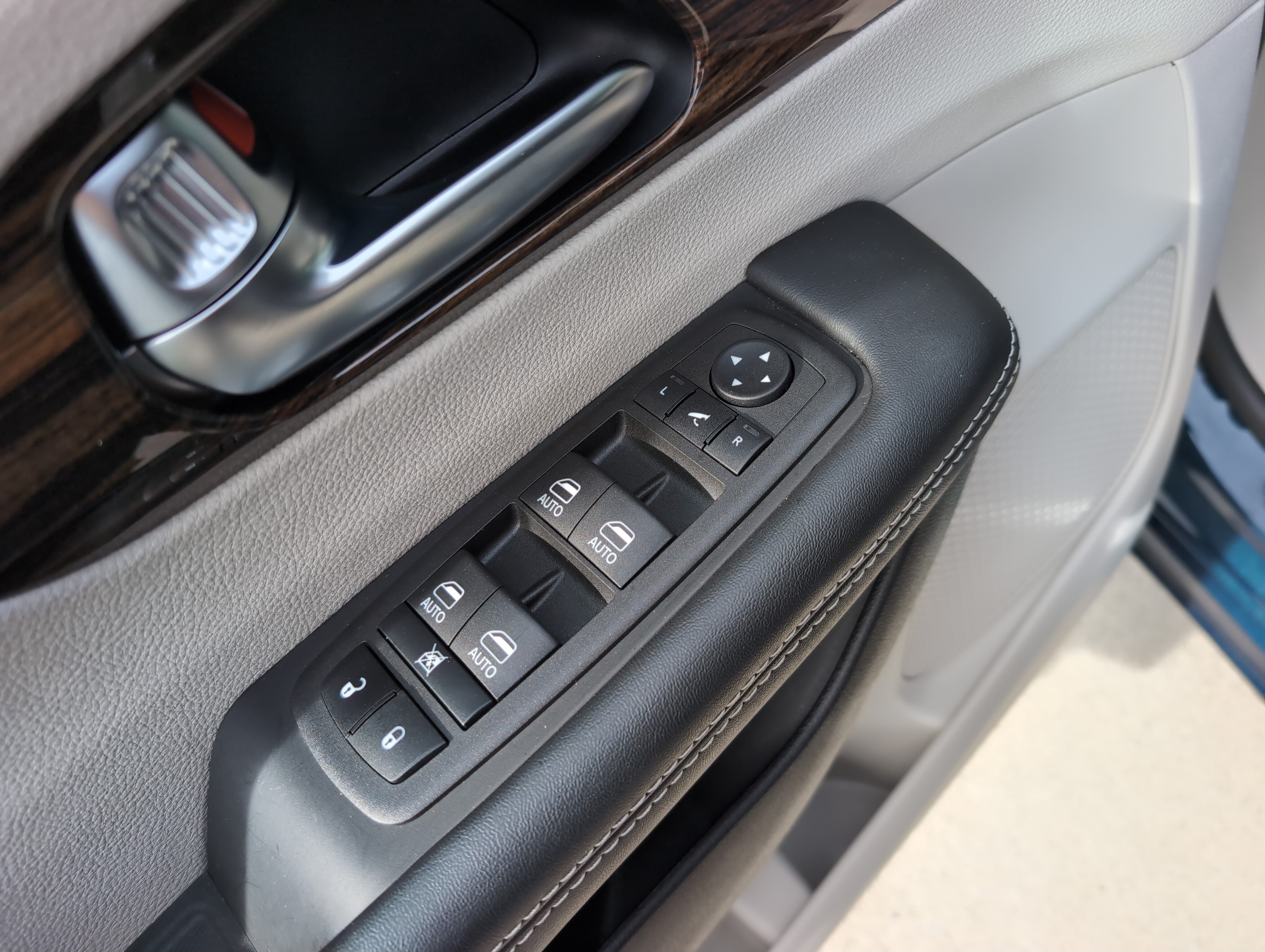 Used 2023 Chrysler Pacifica Limited FWD image 15