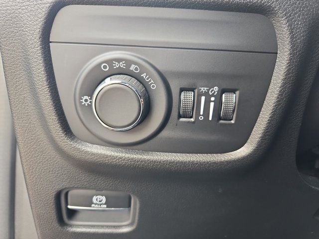 Used 2024 Jeep Grand Cherokee Laredo X image 28