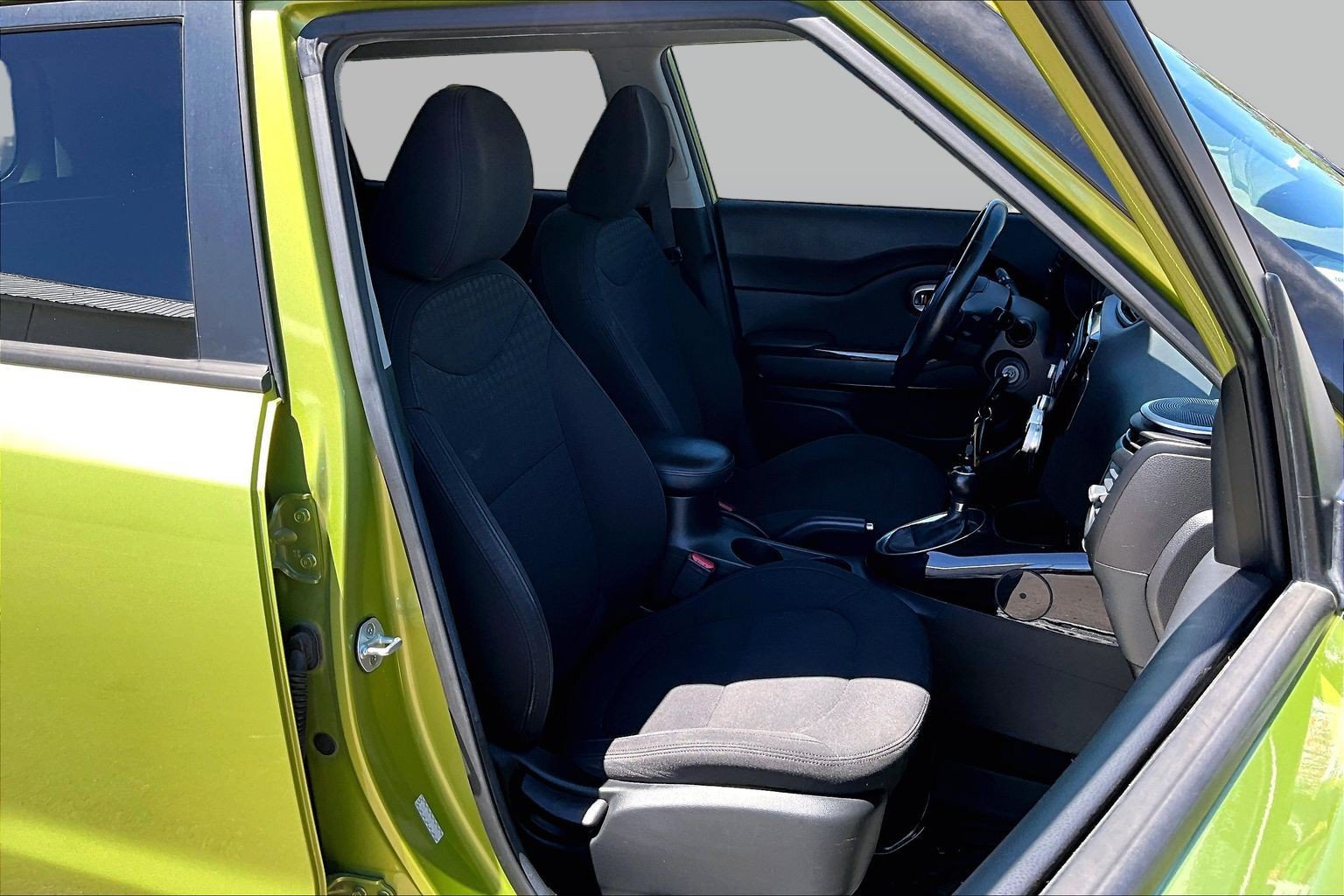 Used 2015 Kia Soul ! FWD image 5