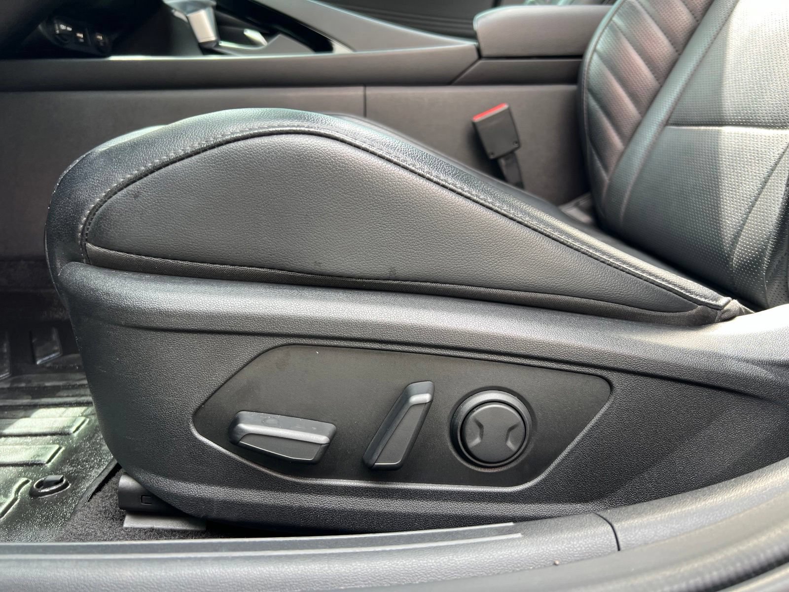 Used 2023 Hyundai Elantra Limited FWD image 25