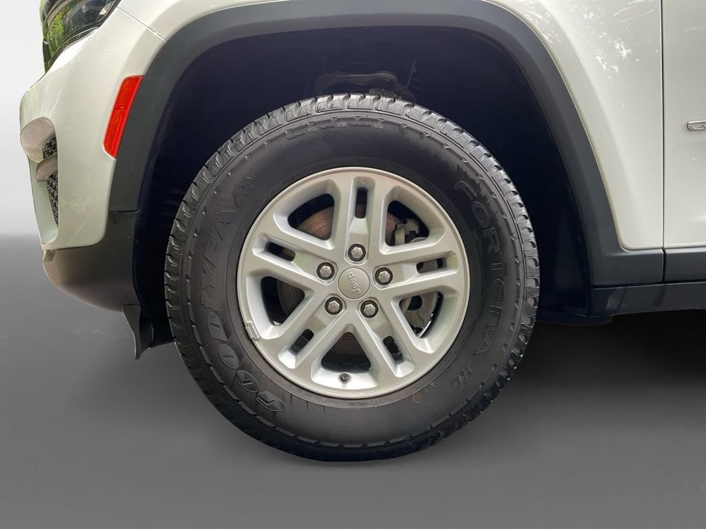 Used 2023 Jeep Grand Cherokee Laredo AWD/4WD image 10