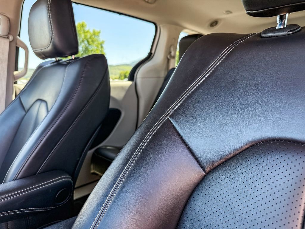 Used 2023 Chrysler Pacifica Touring-L FWD image 24