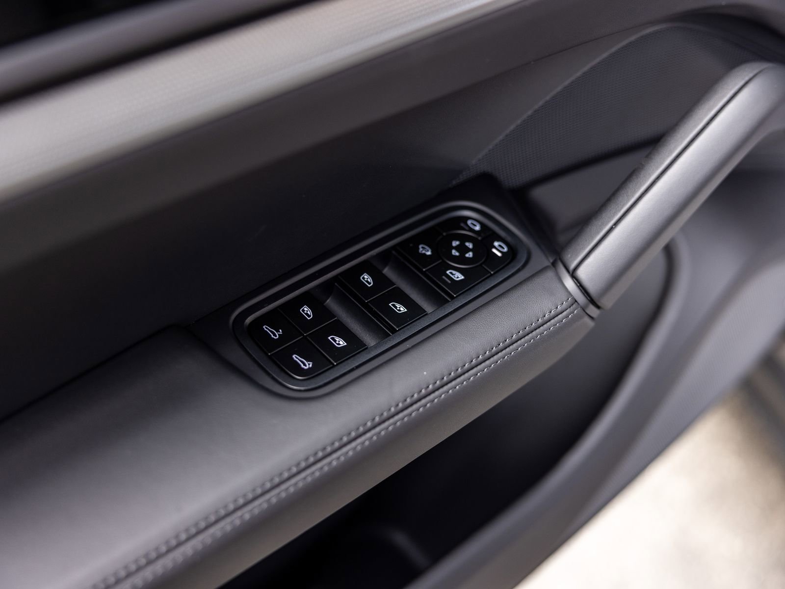 Certified 2025 Porsche Cayenne Coupe AWD/4WD image 40