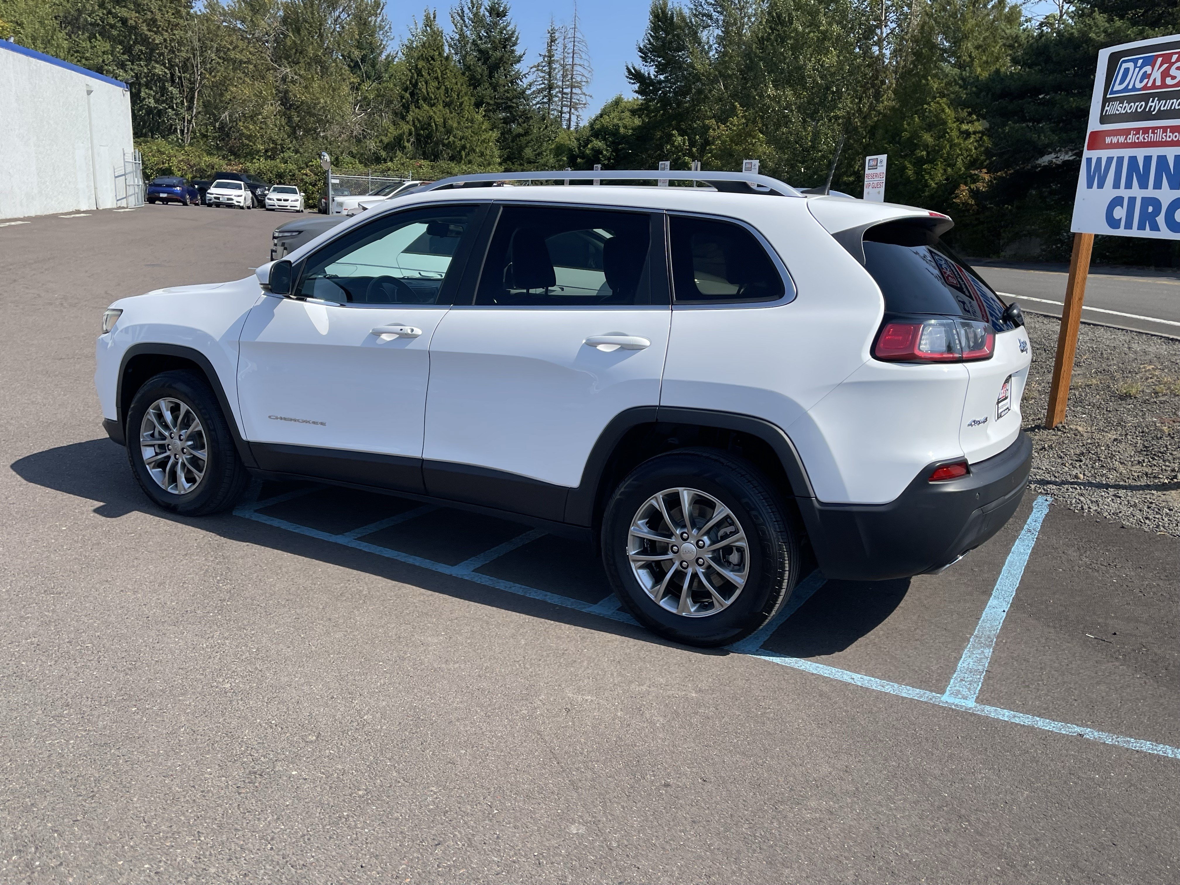Used 2019 Jeep Cherokee Latitude Plus AWD/4WD image 3