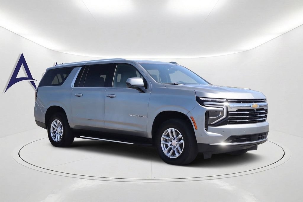 Used 2025 Chevrolet Suburban LT AWD/4WD image 3