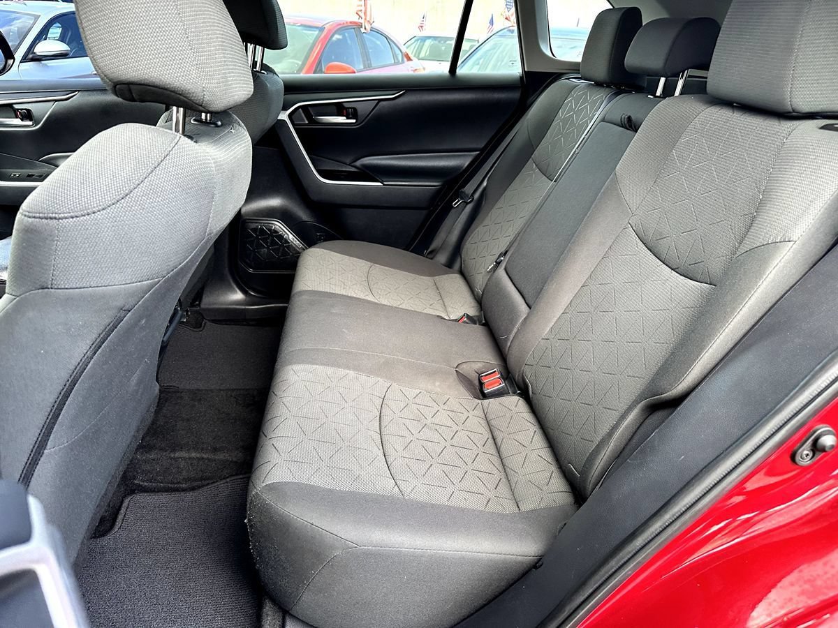 Used 2021 Toyota RAV4 XLE w/ Convenience Package FWD image 14