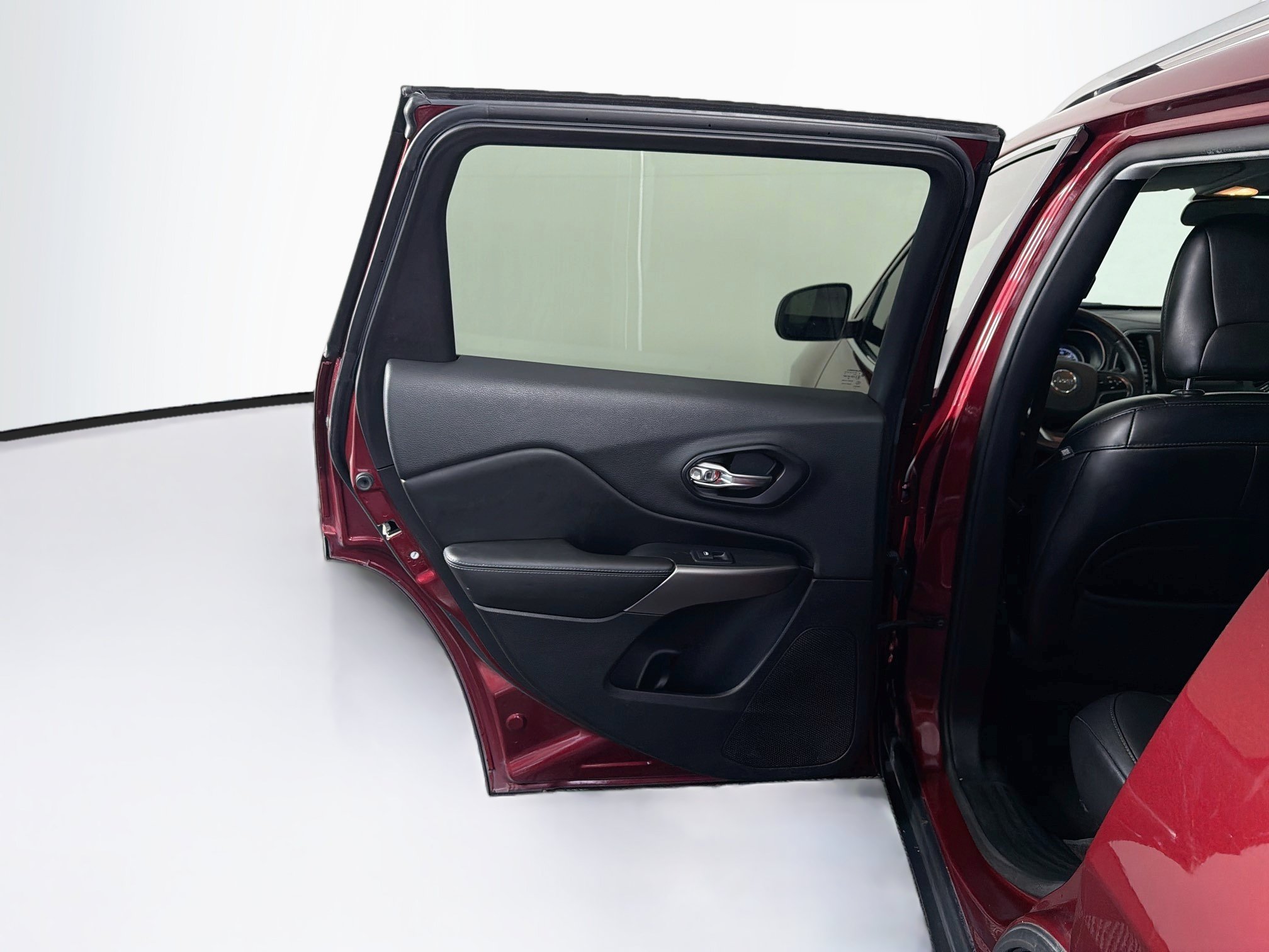 Used 2019 Jeep Cherokee Latitude Plus FWD image 26