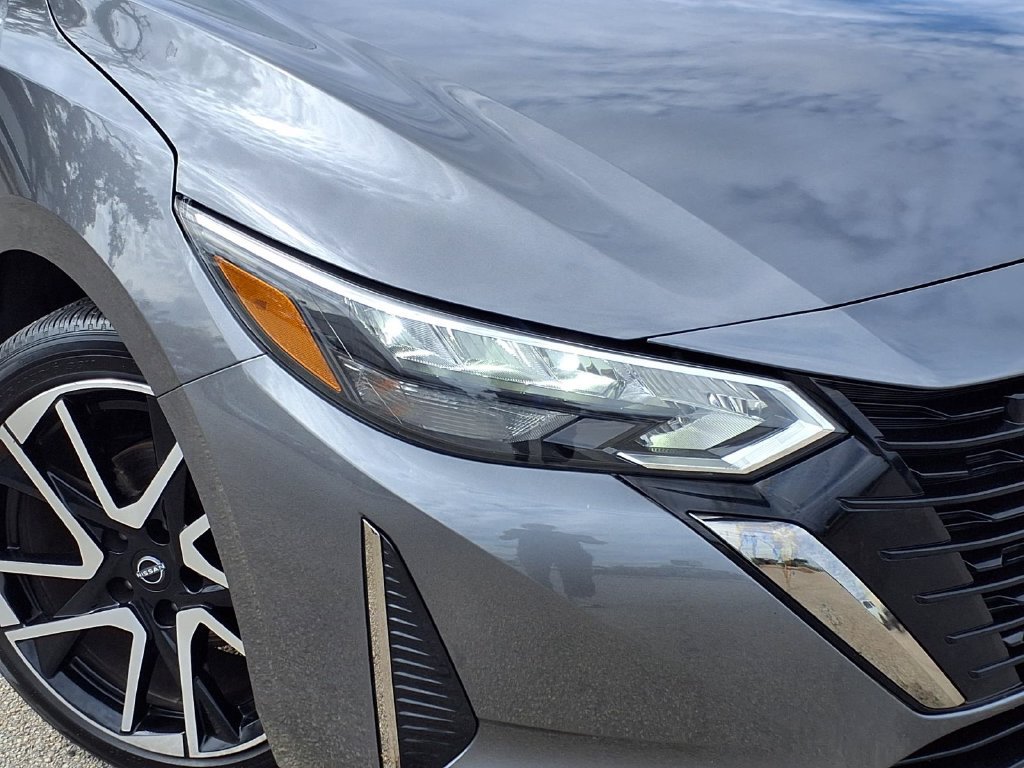 Used 2025 Nissan Sentra SR w/ SR Premium Package FWD image 2