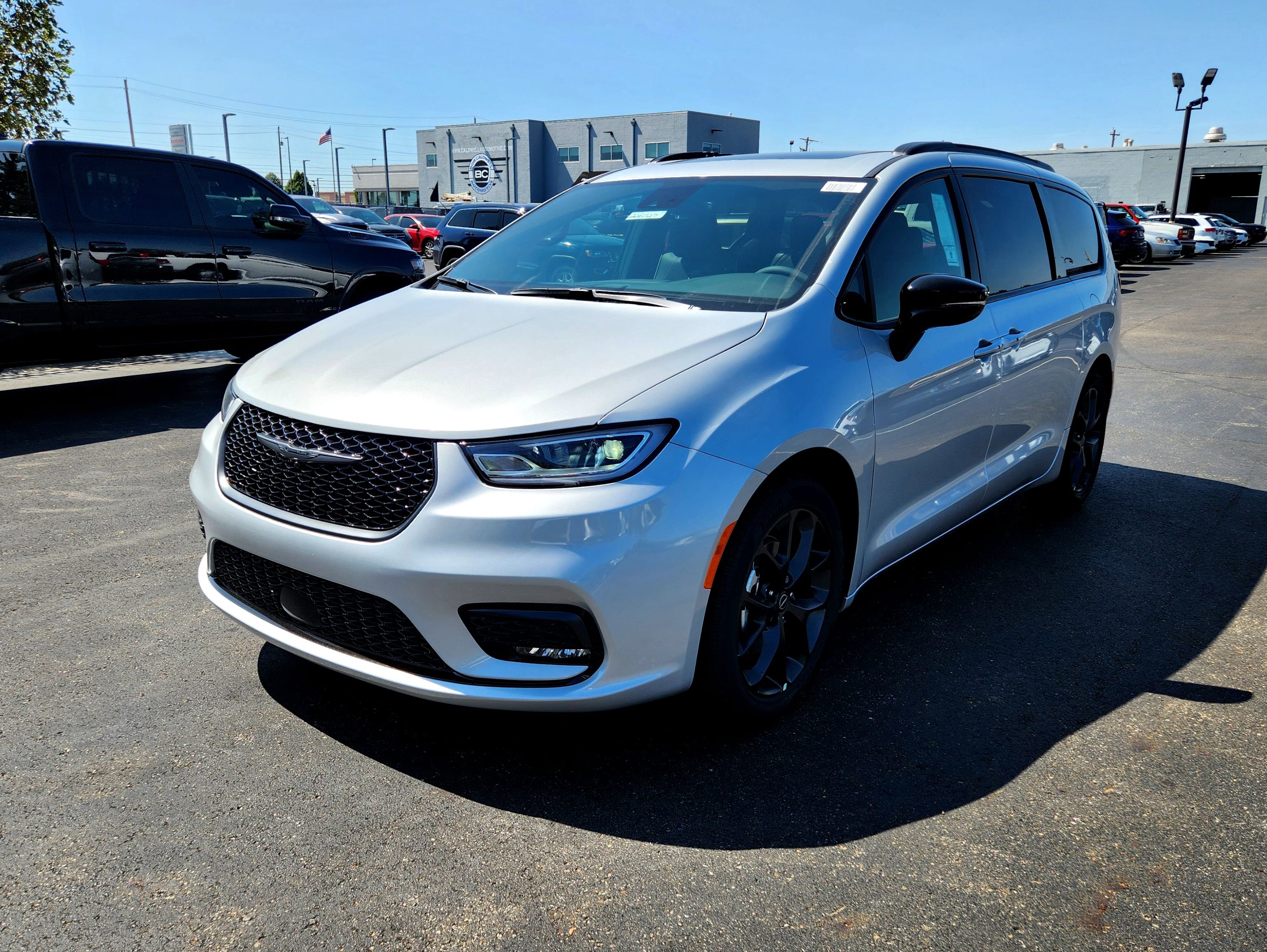 New 2026 Chrysler Pacifica Limited w/ Uconnect Theater Family Group image 4