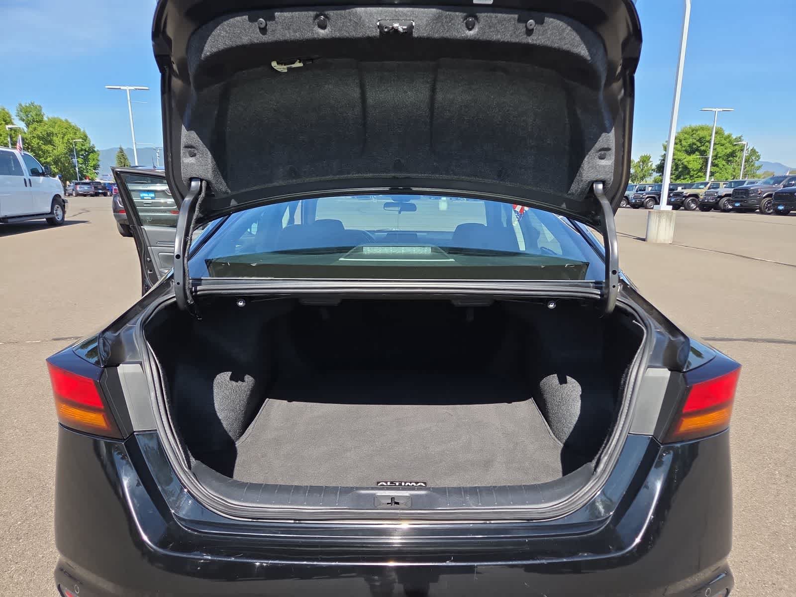 Used 2025 Nissan Altima 2.5 SV FWD image 27