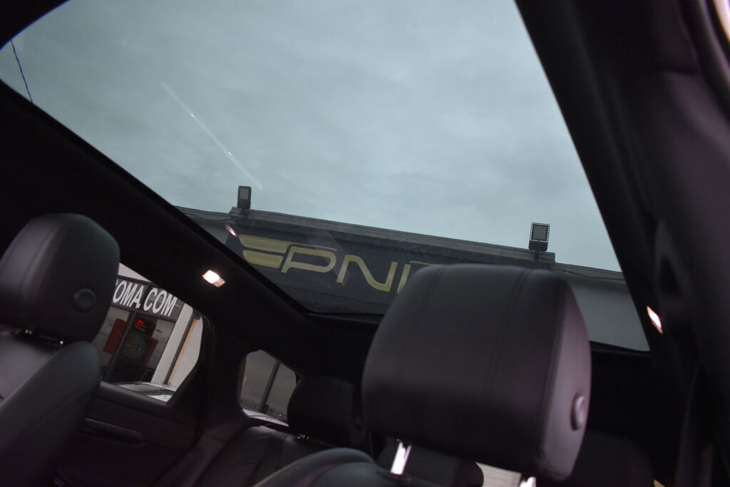 Used 2020 Land Rover Range Rover Evoque SE image 26