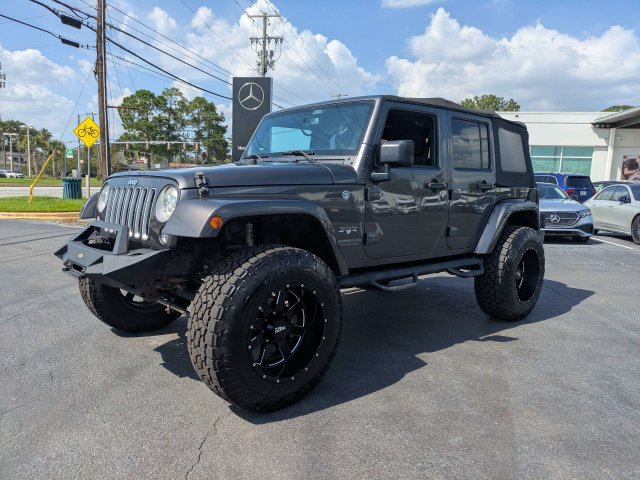 Used 2017 Jeep Wrangler Unlimited Sahara w/ Connectivity Group AWD/4WD image 9