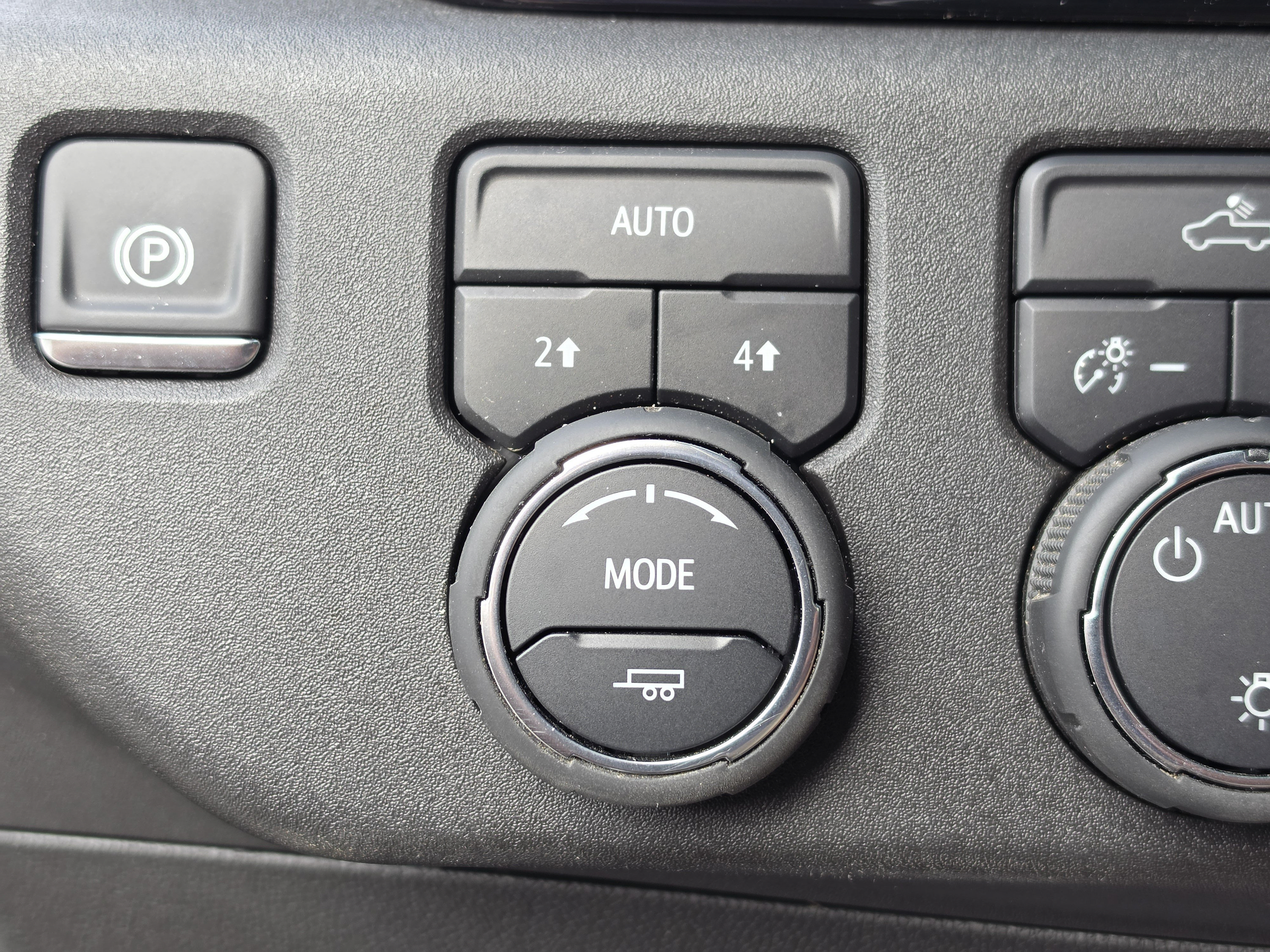 Used 2025 Chevrolet Silverado 1500 LT w/ Convenience Package II AWD/4WD image 32