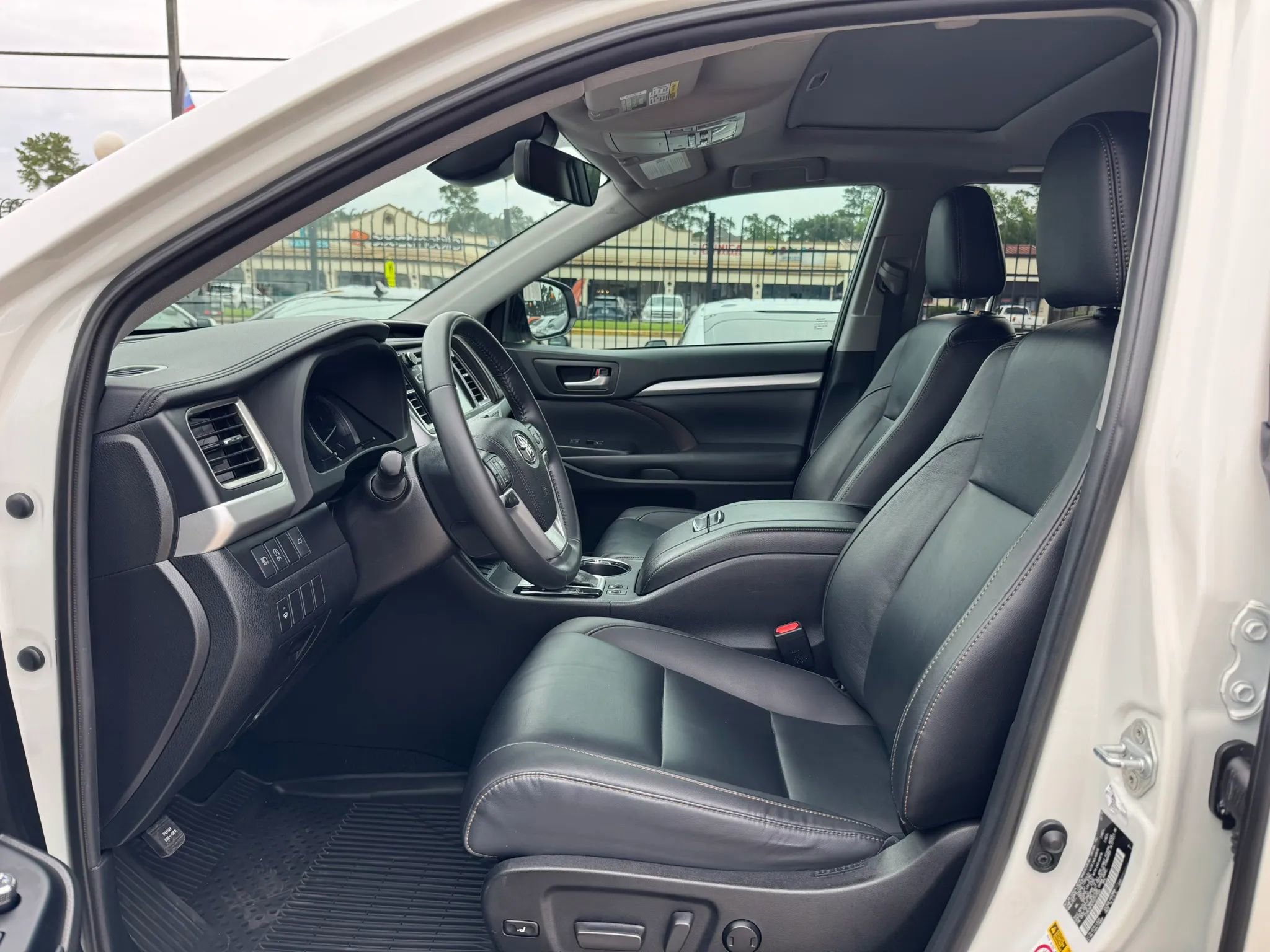 Used 2019 Toyota Highlander XLE FWD image 19