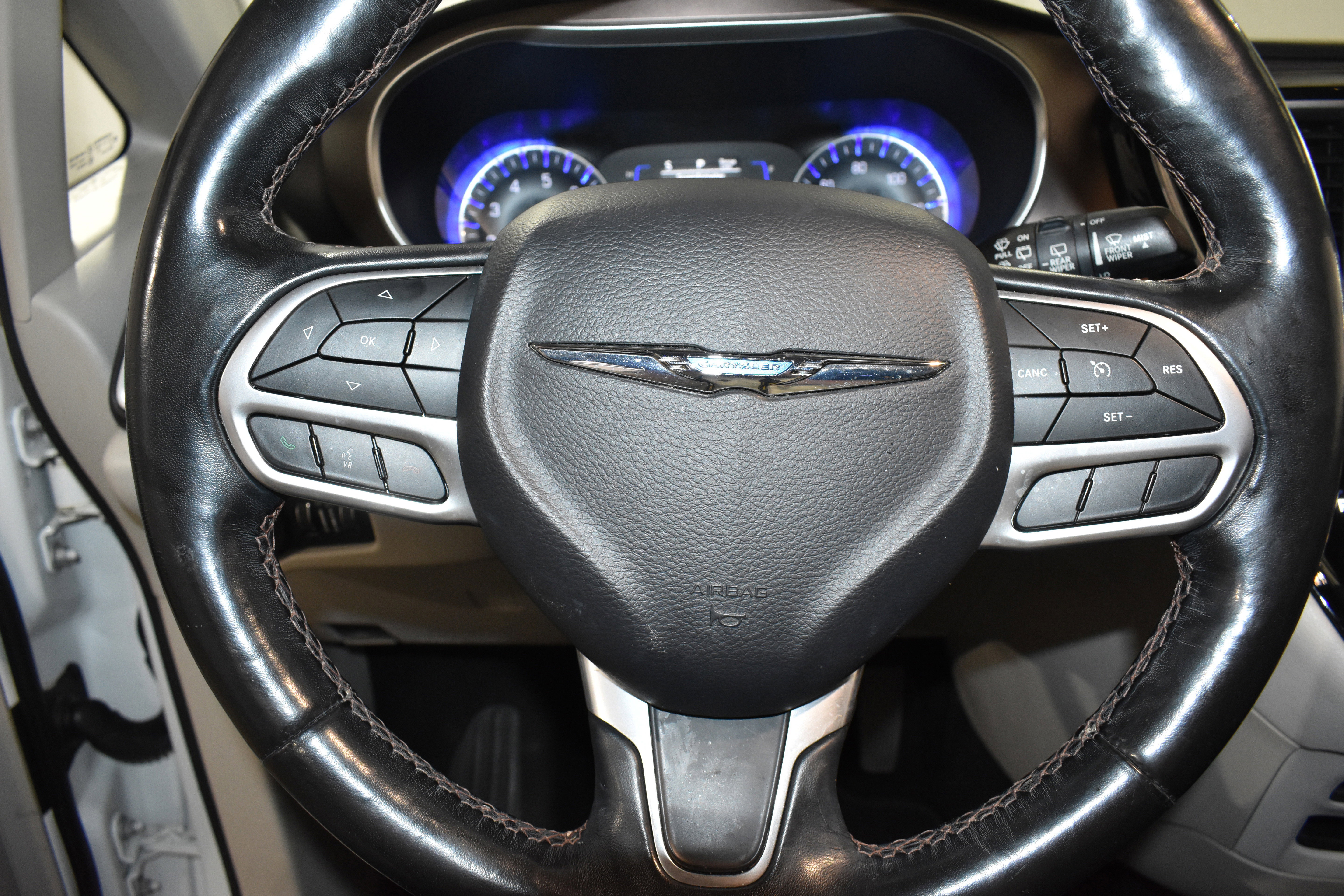 Used 2019 Chrysler Pacifica Touring-L image 12