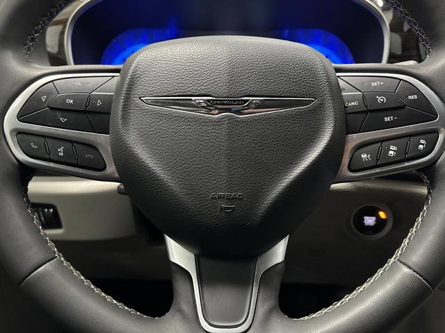 Used 2023 Chrysler Pacifica Limited w/ Uconnect Theater Family Group image 19