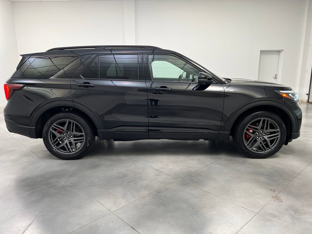 Used 2025 Ford Explorer ST-Line w/ ST-Line Street Pack AWD/4WD image 8