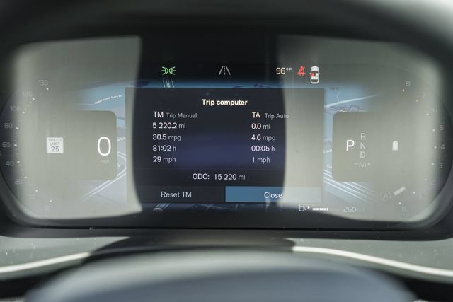 Certified 2025 Volvo XC40 B5 Plus AWD/4WD image 45