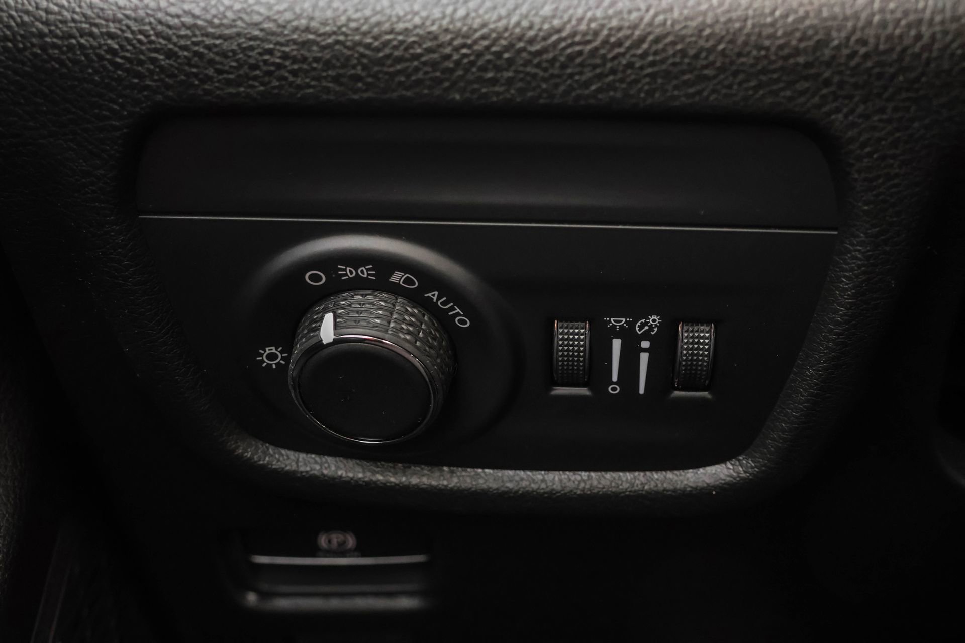 New 2025 Jeep Grand Cherokee Altitude image 28