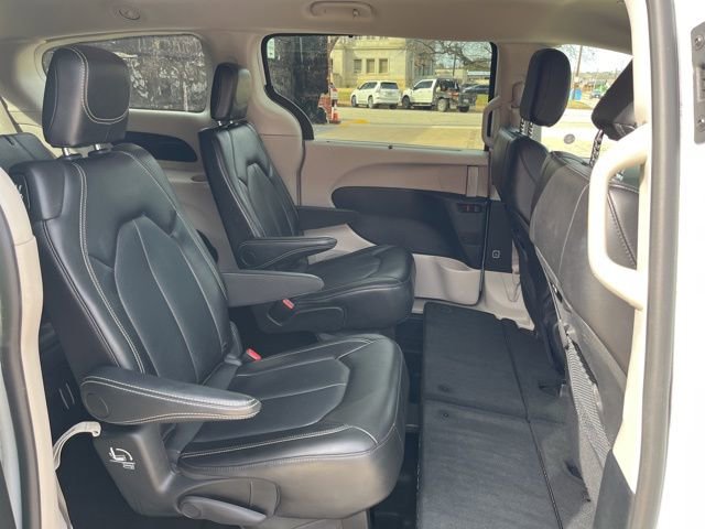 Used 2024 Chrysler Pacifica Touring-L image 19