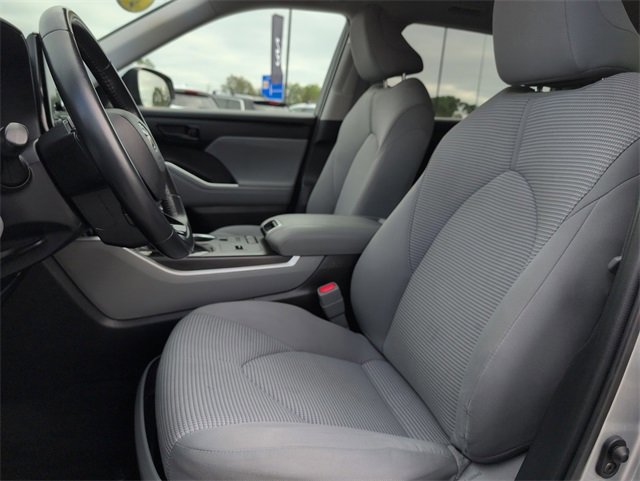 Used 2021 Toyota Highlander LE image 9