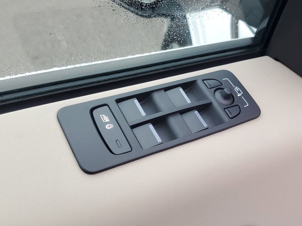 Used 2025 Land Rover Discovery Sport S image 9