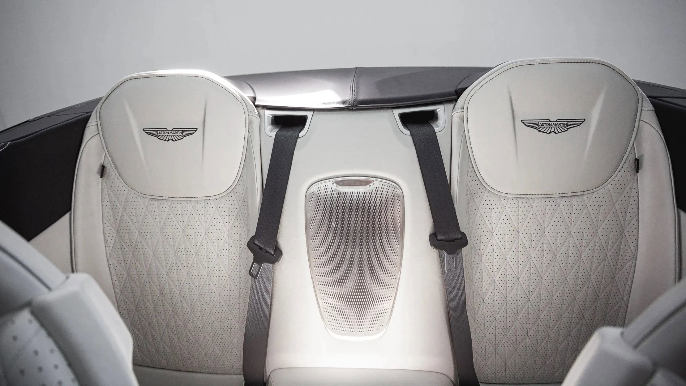 Used 2024 Aston Martin DB12 Convertible image 37