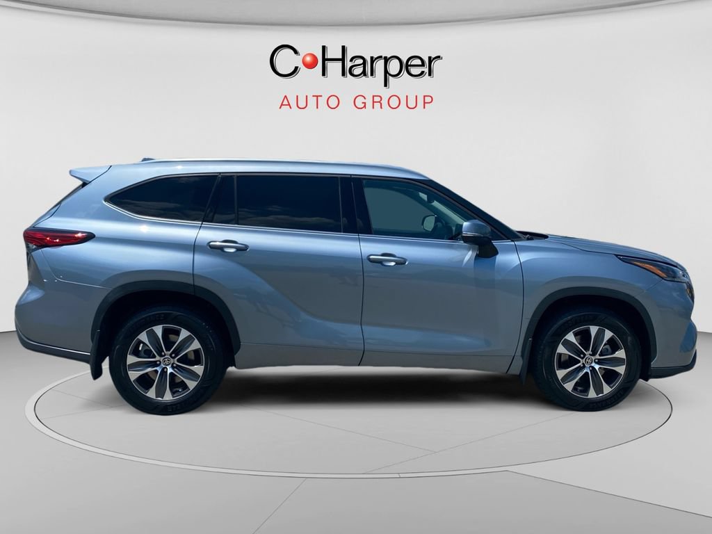 Used 2021 Toyota Highlander XLE AWD/4WD image 2