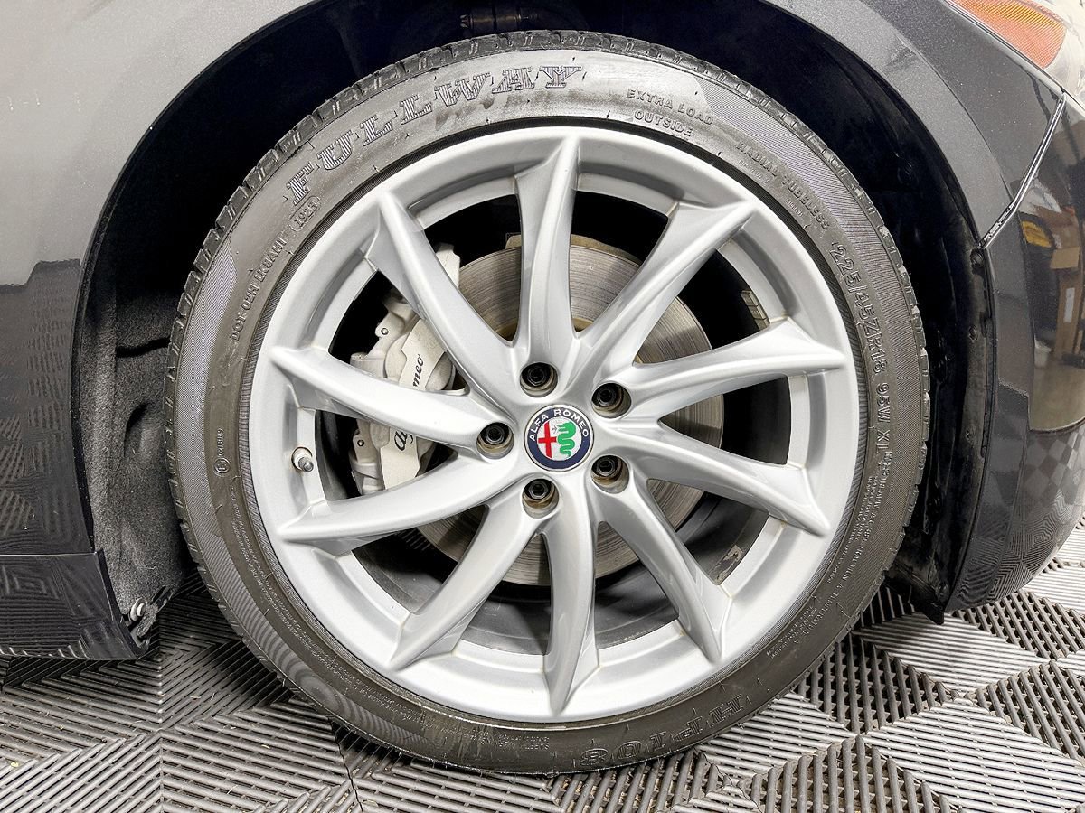 Used 2017 Alfa Romeo Giulia image 24