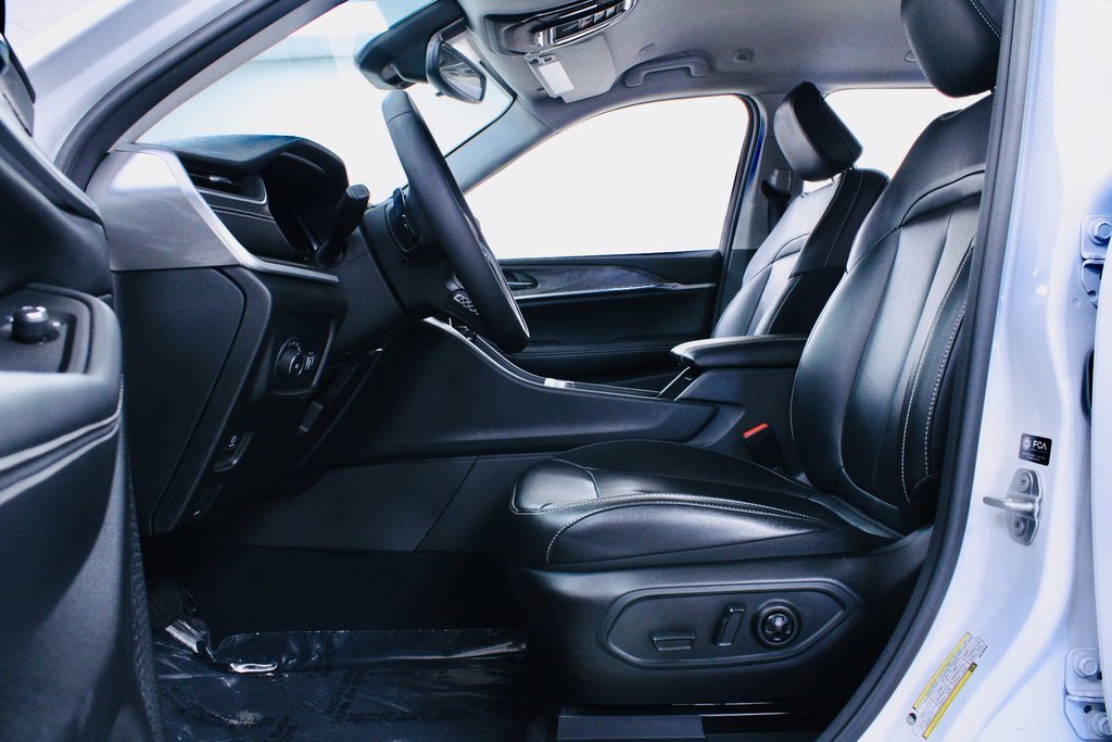 Used 2024 Jeep Grand Cherokee Limited w/ Black Appearance Package image 9