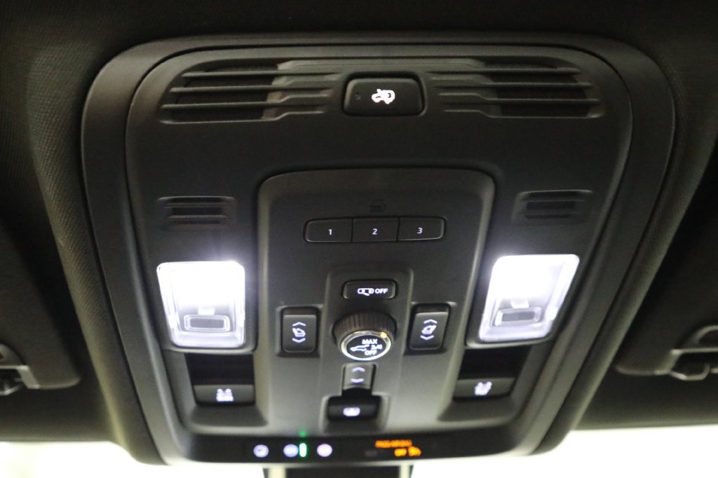 Used 2022 GMC Yukon XL Denali w/ Denali Premium Package AWD/4WD image 11