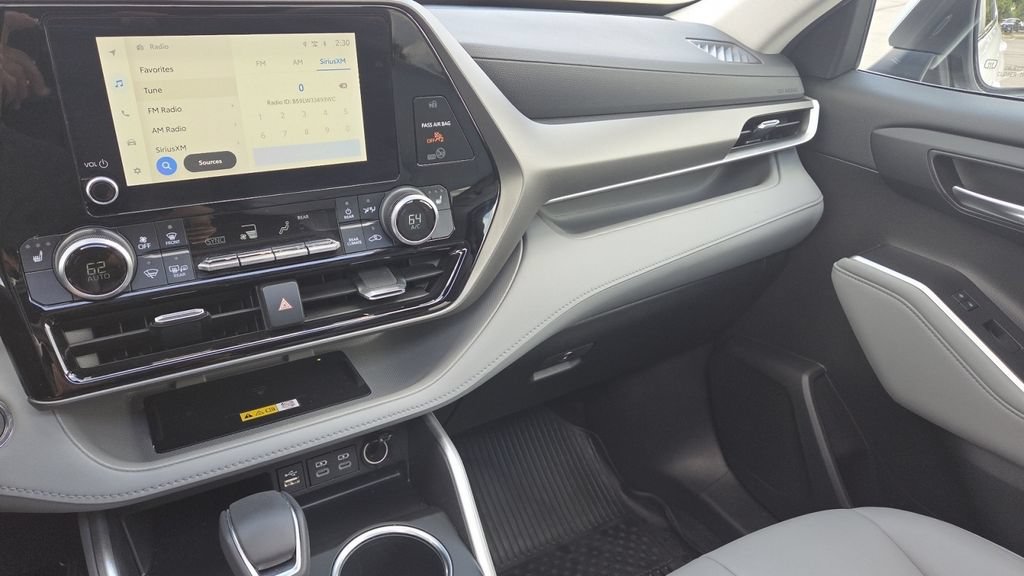Used 2023 Toyota Highlander XLE FWD image 20